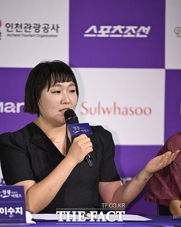 행사 참석자들이 하트포즈를 취하고 있다.