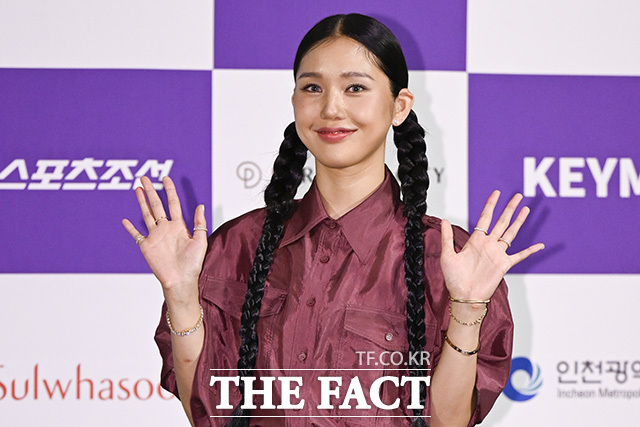 그룹 오마이걸 미미가 7일 오전 서울 용산구 CGV 용산아이파크몰에서 열린 '제5회 청룡시리즈어위즈 핸드프린팅' 행사에 참석해 포즈를 취하고 있다. /송호영 기자