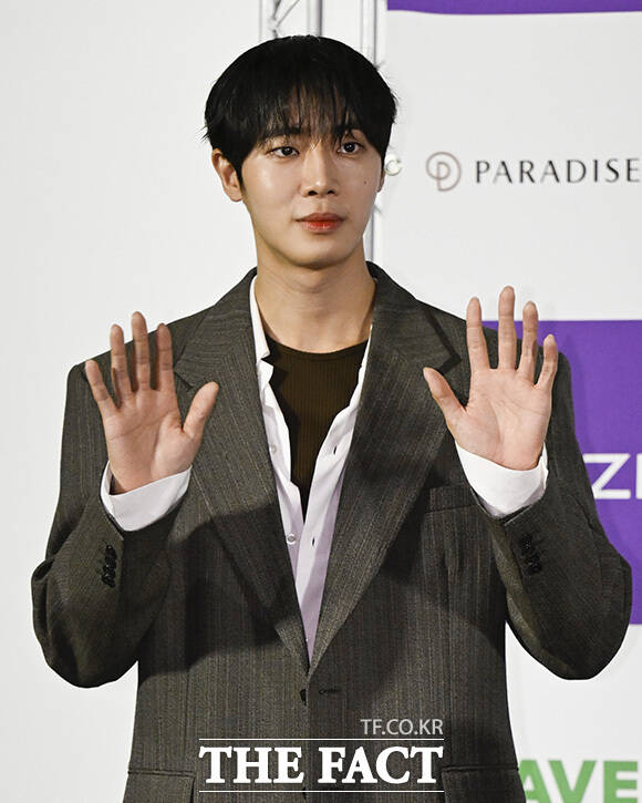 주지훈이 포즈를 취하고 있다.