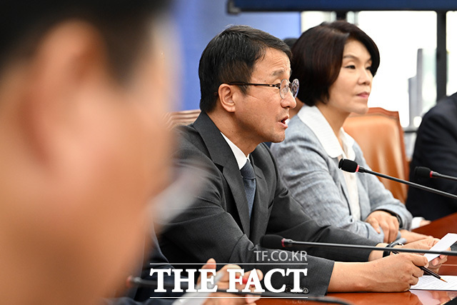 원내대책회의에서 발언하는 한병도 더불어민주당 당대표 직무대행 겸 원내대표.