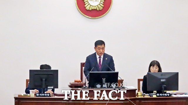 이범수 의장이 전반기 의장에 당선된 뒤 의회를 주재하고 있다. /김형중 기자