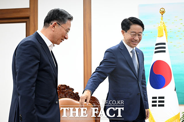 조정식 국회의장이 7일 오후 서울 여의도 국회 의장집무실을 찾은 정성호 법무부 장관과 기념 촬영을 하고 있다. /국회=서예원 기자