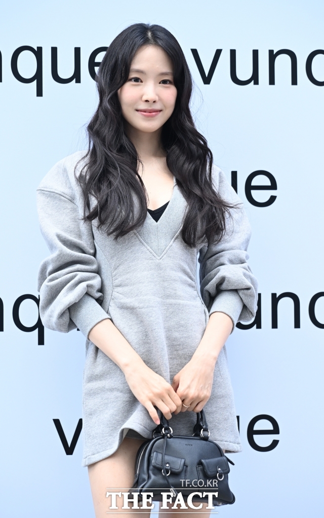손나은의 연기가 '김부장'을 통해 달라졌다는 평가를 받고 있다. 사진은 손나은이 지난해 열린 패션브랜드 분크(vunque) '네가 방에 들어가다, 내 가방에 들어간다' 전시회에 참석해 포즈를 취하고 있다. /이새롬 기자