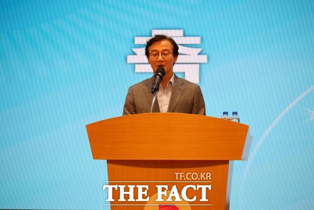 전재수 부산시장이 7일 부산시청 대강당에서 열린 2026 남부권 발전포럼에서 축사를 하고 있다. /손연우 기자