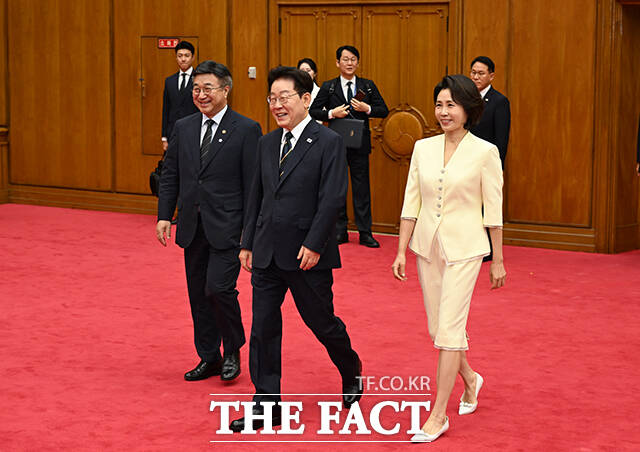 북대서양조약기구(NATO) 정상회의 참석과 몽골 국빈방문길에 오르는 이재명 대통령(오른쪽)과 김혜경 여사가 7일 오전 경기 성남시 서울공항에 도착해 인사하고 있다. /서울공항=박헌우 기자