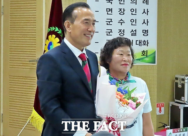 김홍열 청양군수가 운곡면민에게 축하 꽃다발을 받고 있다. /김형중 기자