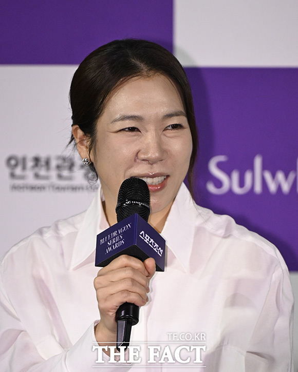 행사 참석자들이 하트포즈를 취하고 있다.