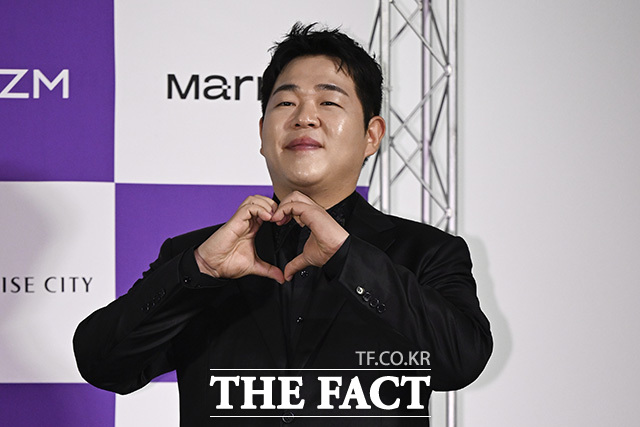 행사 참석자들이 하트포즈를 취하고 있다.
