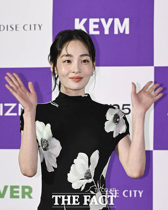 행사 참석자들이 하트포즈를 취하고 있다.