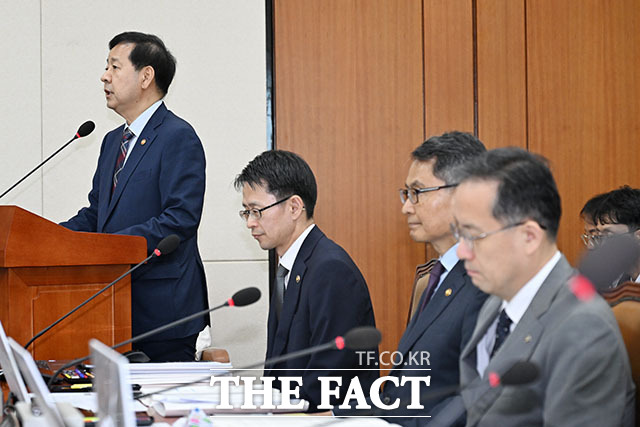 구윤철 부총리 겸 재정경제부 장관이 제1차 전체회의에서 업무보고를 하고 있다.