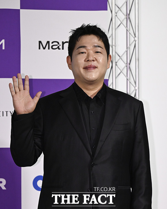 행사 참석자들이 하트포즈를 취하고 있다.