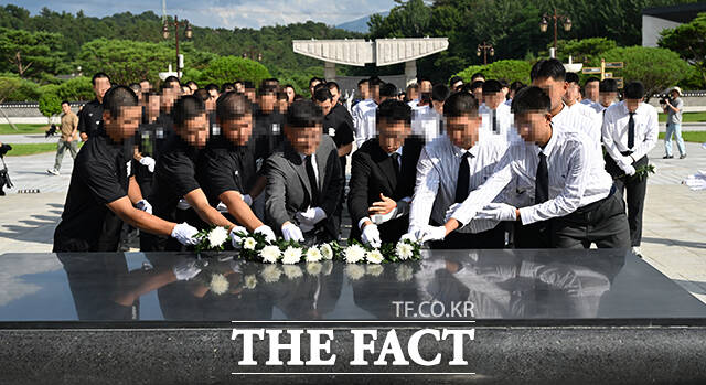 고교야구 대회 도중 상대 팀 광주제일고를 향해 '스타벅스 가야지' 응원 구호를 외쳐 논란을 빚은 배재고등학교 야구부가 지난 6일 오후 광주제일고 야구부와 함께 전남광주 북구 국립5.18민주묘지를 찾아 참배하고 있다. 서울시교육청에 따르면 배재고는 현재 6개월 출전 정지 징계 재심 신청 여부를 논의 중이다. /전남광주=박헌우 기자