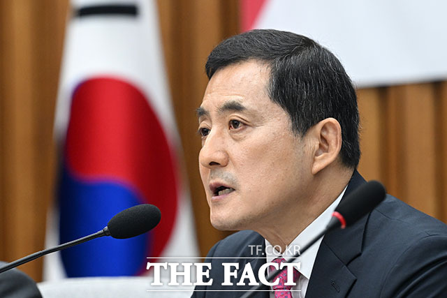 박대출 국민의힘 선거관리개혁특위 위원장(오른쪽)이 음선필 홍익대학교 법과대학 교수와 인사를 나누고 있다.