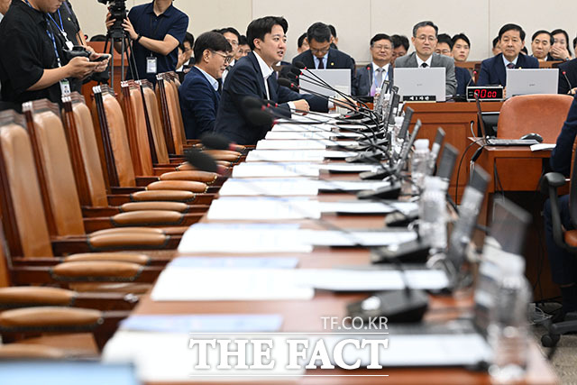 구윤철 부총리 겸 재정경제부 장관이 제1차 전체회의에서 업무보고를 하고 있다.