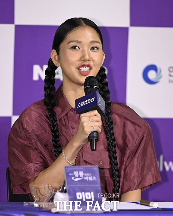 미미가 미소를 짓고 있다.