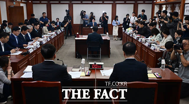 국회 6.3 지방선거 투표용지 부족 사태 국정조사특별위원회(국조특위) 위원장인 윤상현 국민의힘 의원이 7일 경기 과천시 중앙선거관리위원회에서 열린 현장회의 및 전체회의에 참석해 의사봉을 두드리고 있다.