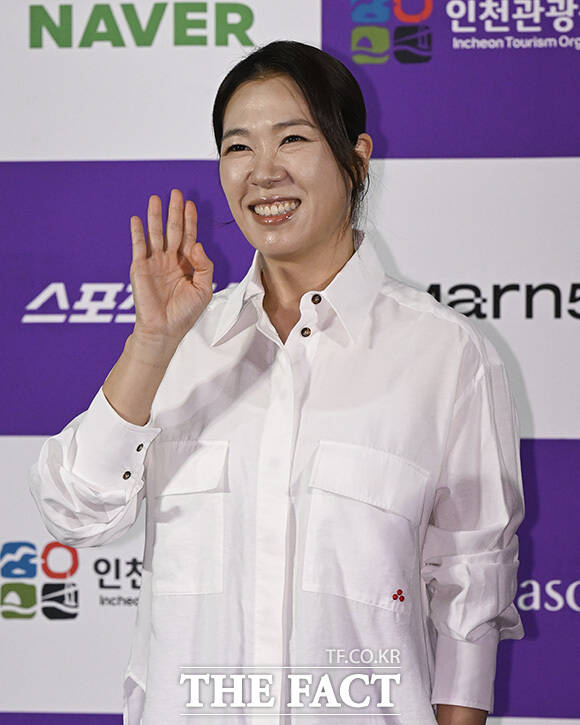 행사 참석자들이 하트포즈를 취하고 있다.
