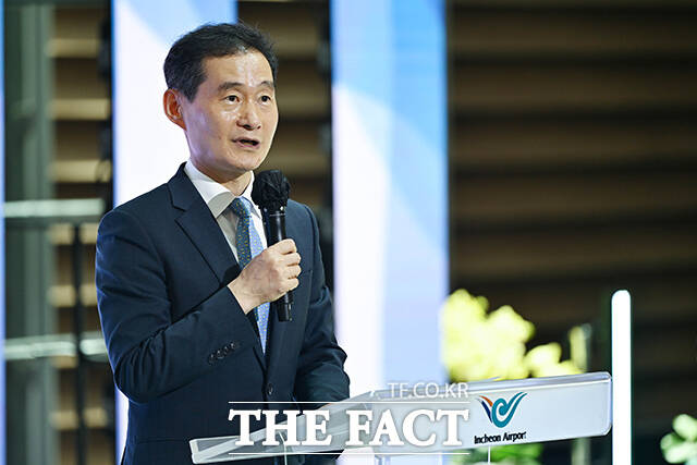 10억 번째 여객인 일본인 하라 아야카(가운데)씨.