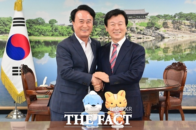 조규일(오른쪽)진주시장과 박동식 사천시장이 7일 ‘경제동행시티’ 실현을 위한 주요 공동 현안과 협력 방안을 논의했다. /진주시