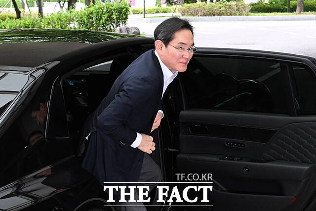 이재용 삼성전자 회장이 7일 오후 미국 선밸리 콘퍼런스 참석을 위해 서울 강서구 김포국제공항 비지니스항공센터에서 미국 시애틀로 출국하고 있다. /김포공항=김성렬 기자