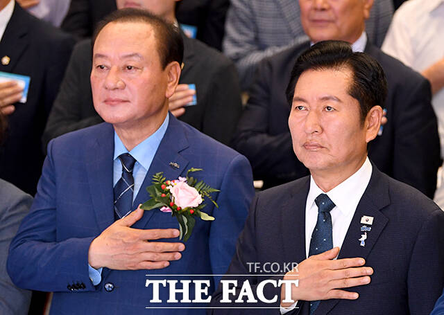 국민의례하는 정 전 대표(오른쪽)과 유 구청장.