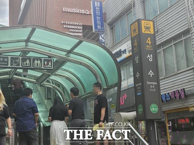 서울시가 성수동과 더현대서울에서 운영되는 팝업스토어 현장 조사를 한 결과 24개 팝업스토어가 개인정보 수집에 대한 동의를 받지 않은 것으로 나타났다. /더팩트DB