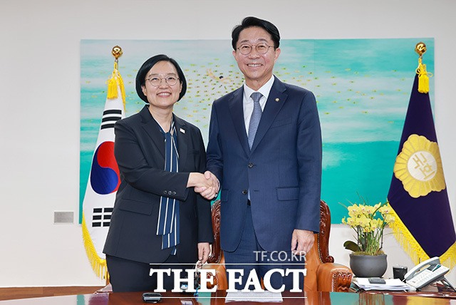 조정식 국회의장(오른쪽)이 7일 오후 서울 여의도 국회 국회의장실을 찾은 한성숙 국무총리와 기념 촬영을 하고 있다. /국회=남용희 기자