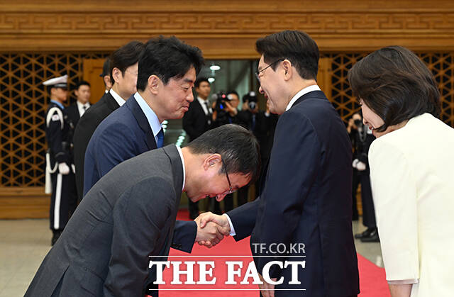 북대서양조약기구(NATO) 정상회의 참석과 몽골 국빈방문길에 오르는 이재명 대통령(오른쪽)과 김혜경 여사가 7일 오전 경기 성남시 서울공항에 도착해 인사하고 있다. /서울공항=박헌우 기자