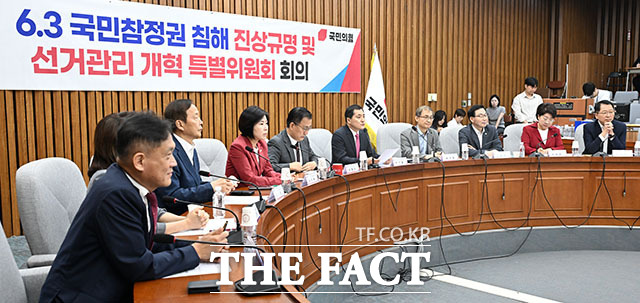 박대출 국민의힘 선거관리개혁특위 위원장(오른쪽)이 음선필 홍익대학교 법과대학 교수와 인사를 나누고 있다.
