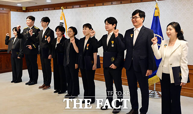 한성숙 국무총리(왼쪽)가 녹조근정훈장을 수훈한 김지영 질병관리청 과학기술서기관과 기념촬영을 하고 있다.