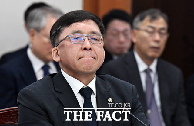 국회 6.3 지방선거 투표용지 부족 사태 국정조사특별위원회(국조특위) 위원장인 윤상현 국민의힘 의원이 7일 경기 과천시 중앙선거관리위원회에서 열린 현장회의 및 전체회의에 참석해 의사봉을 두드리고 있다.