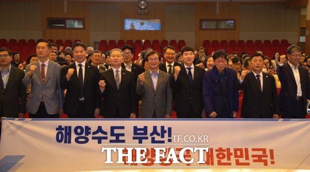 7일 부산시청 대강당에서 열린 2026 남부권 발전포럼에서 참석자들이 기념사진을 찍고 있다. 손연우 기자
