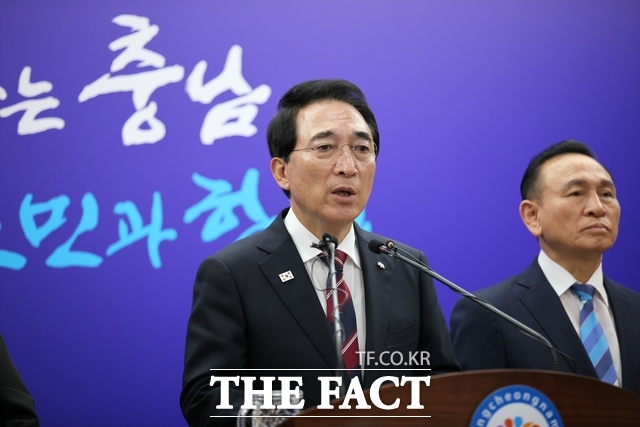 박수현 충남도지사(왼쪽)가 지난 2일 충남도청에서 열린 정무직 인선 발표 기자회견에서 발언하고 있다. 오른쪽은 구본영 당시 정무부지사 내정자. /노경완 기자