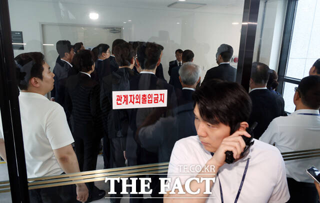 국회 6.3 지방선거 투표용지 부족 사태 국정조사특별위원회(국조특위) 위원장인 윤상현 국민의힘 의원이 7일 경기 과천시 중앙선거관리위원회에서 열린 현장회의 및 전체회의에 참석해 의사봉을 두드리고 있다.