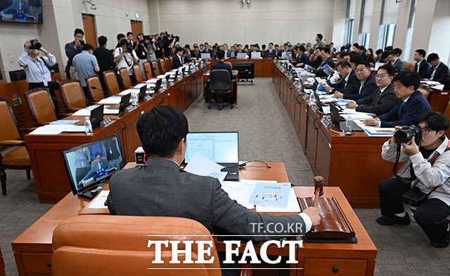 조승래 국회 재정경제기획위원장이 7일 오후 서울 여의도 국회에서 열린 제437회 국회(임시회) 재정경제기획위원회 제1차 전체회의에서 의사봉을 두드리고 있다. /국회=서예원 기자