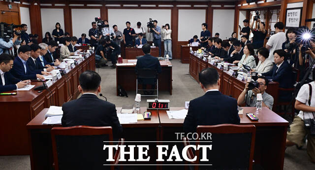 국회 6.3 지방선거 투표용지 부족 사태 국정조사특별위원회(국조특위) 위원장인 윤상현 국민의힘 의원이 7일 경기 과천시 중앙선거관리위원회에서 열린 현장회의 및 전체회의에 참석해 의사봉을 두드리고 있다.