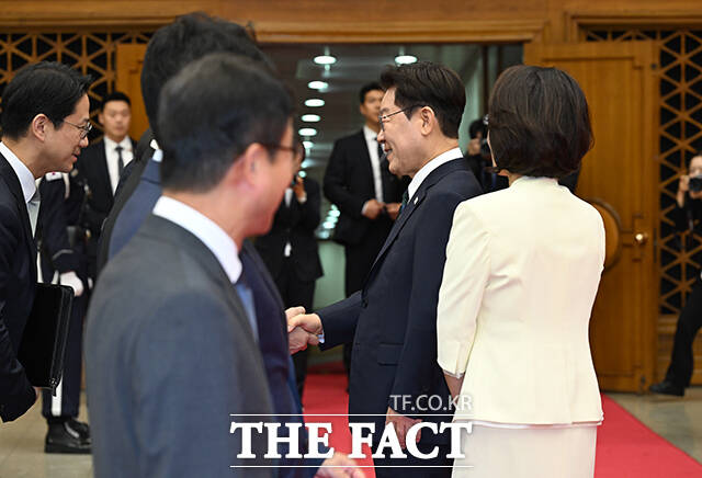 북대서양조약기구(NATO) 정상회의 참석과 몽골 국빈방문길에 오르는 이재명 대통령(오른쪽)과 김혜경 여사가 7일 오전 경기 성남시 서울공항에 도착해 인사하고 있다. /서울공항=박헌우 기자