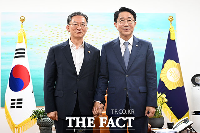 조정식 국회의장이 7일 오후 서울 여의도 국회 의장집무실을 찾은 정성호 법무부 장관과 기념 촬영을 하고 있다. /국회=서예원 기자