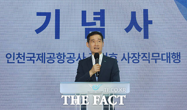 10억 번째 여객인 일본인 하라 아야카(가운데)씨.