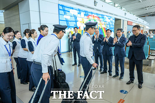 파라타항공의 인천~삿포로 노선은 매일 1회 운항하며, 총 260석 규모의 A330-200 항공기가 투입된다. 사진은 첫 운항에 나서는 기장 및 승무원들을 응원 하는 윤철민 파라타항공 대표(오른쪽). /공항사진기자단