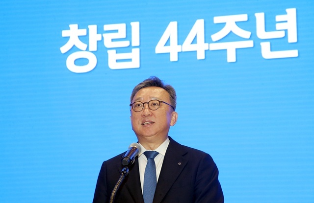 정상혁 신한은행장이 7일 서울 중구 신한은행 본점에서 열린 창립 44주년 기념식에 참석해 기념사를 하고 있다. /신한은행