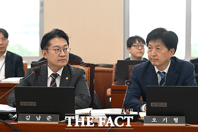 구윤철 부총리 겸 재정경제부 장관이 제1차 전체회의에서 업무보고를 하고 있다.