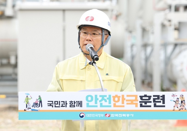 한국전력이 에너지 공공기관 처음으로 행안부 주관 2026년도 재난관리 평가에서 8년 연속 우수기관으로 선정됐다. 사진은 김동철 한전 사장이 현장 안전 경영을 하는 모습. /한국전력