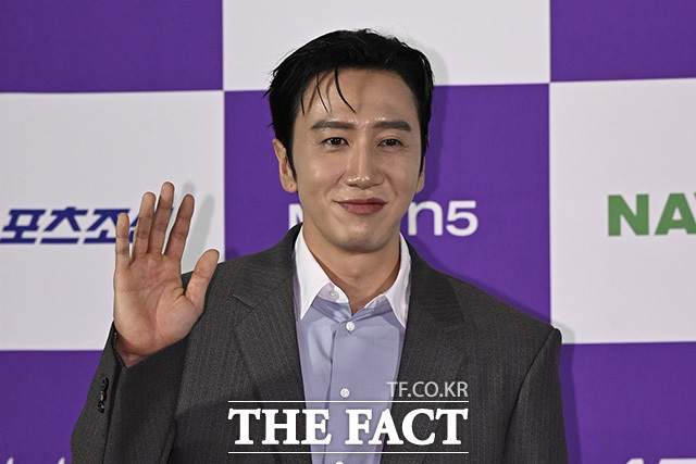 이광수의 포즈에 염혜란과 아이유가 웃음짓고 있다.