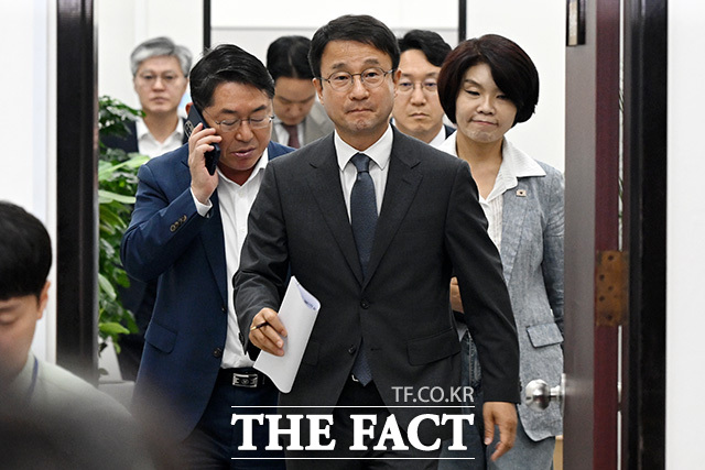 원내대책회의에서 발언하는 한병도 더불어민주당 당대표 직무대행 겸 원내대표.