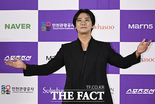 주지훈이 포즈를 취하고 있다.