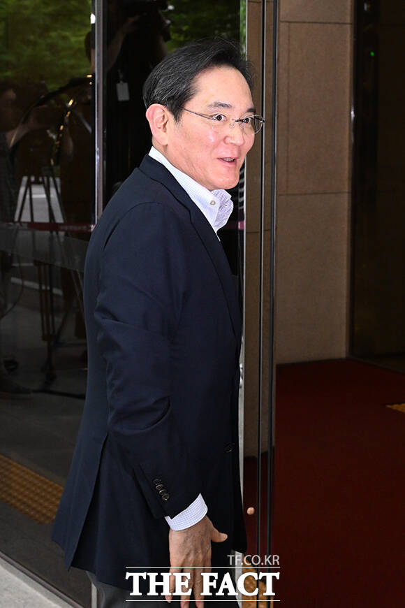 이재용 삼성전자 회장이 7일 오후 미국 선밸리 콘퍼런스 참석을 위해 서울 강서구 김포국제공항 비지니스항공센터에서 미국 시애틀로 출국하고 있다. /김포공항=김성렬 기자