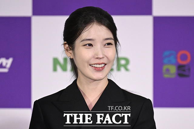 아이유가 발언하고 있다.