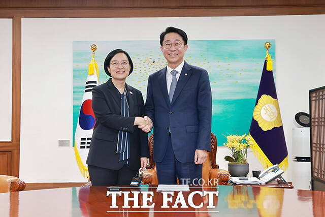 조정식 국회의장(오른쪽)이 7일 오후 서울 여의도 국회 국회의장실을 찾은 한성숙 신임 국무총리와 기념촬영을 하고 있다. /국회=남용희 기자