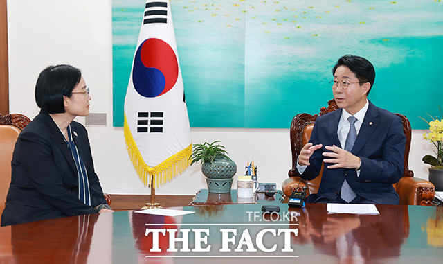 대화 나누는 조정식 국회의장(오른쪽)과 한성숙 국무총리.